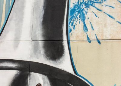 Graffiti Street art Réalisation de la fresque sur une nacelle télescopique avec le collectif de la Maise à Aix les bains en 2015