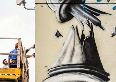 Mega fresque Le fou prend la tour – Collectif de la Maise