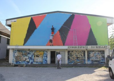 Graffiti Street art Mise en couleur sur la façade avec les membres du collectif de la Maise dans le quartier du Biollay en 2015 à Chambéry