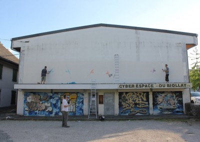Graffiti Street art Préparation de la façade avec les membres du collectif de la Maise dans le quartier du Biollay en 2015 à Chambéry