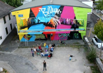 Graffiti Street art Mur achevé réalisé par le collectif de la Maise dans le quartier du Biollay en 2015 à Chambéry Thème : Paix et unité