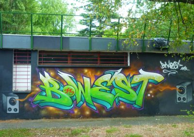 Graffiti Street art Bwest réalisé par les jeunes du quartier du Biollay sur le mur du foyer à Chambéry