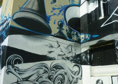 Graffiti Street art Lettrage par Zert, Personnage par Senz sur la façade de la tour misaine à Aix les bains en 2015