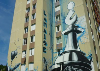 Graffiti Street art Le fou prend la tour, fresque réalisée par l'ensemble du collectif de la Maise sur la tour misaine à Aix les bains en 2015