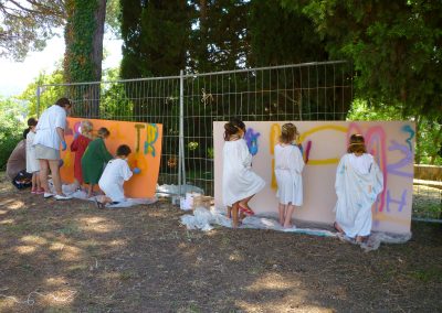 Graffiti Street art Animation et intervention au musée Fernand Leger à Biot dans les Alpes Maritimes en 2010. Atelier participatif avec le service de jeunesse d'Antibes intervenants pour différentes activités artistiques. Initiation artistique à la bombe de peinture sur des panneaux en bois