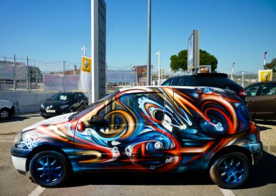 Graffiti Street Art Customisation d'une voiture Renault Clio II pour une journée porte ouverte sur le parking du concessionnaire Renault en 2013 Cannes la Bocca (06)