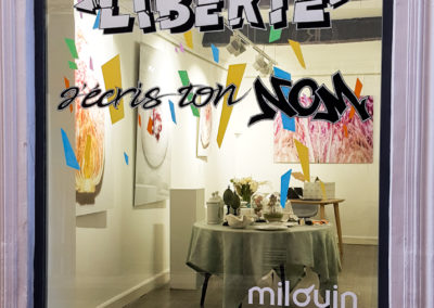 Décoration sur la vitrine du show room de la galerie Milouin à Saint Tropez dans le Var (83) 2021