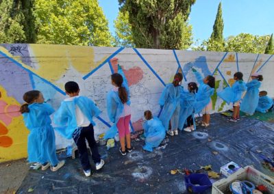 Fresque murale avec la participation des élèves de l'école Sainte Catherine à Avignon dans le Vaucluse ( 84 ) Graffiti Street art 2023