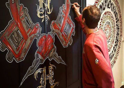 Zert en action ! Réalisation de dermographes sur portes en bois au pinceau Graffiti Street art