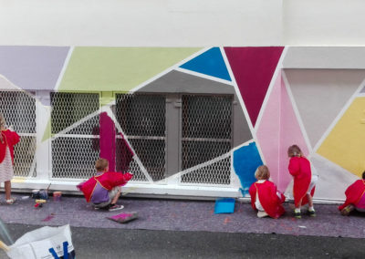 Les enfants en action sur le mur de l'école Jules Ferry à Sallanches en Haute-Savoie ( 2017 ) Graffiti Street art Animation