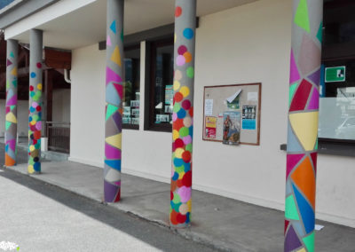 Colonnes mis en couleurs par les élèves de l'école du Fayet à Saint Gervais en Haute Savoie ( 2018 ) Graffiti Street art