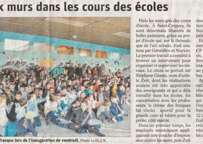 Article de presses Fresque murale sport et montagne, initiation avec les élèves du CP au CM2 sous le préau de l'école à Saint Cergues en Haute-Savoie (74) Graffiti Street art 2019
