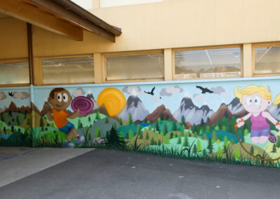 Fresque murale sport et montagne, initiation avec les élèves du CP au CM2 sous le préau de l'école à Saint Cergues en Haute-Savoie (74) Graffiti Street art 2019