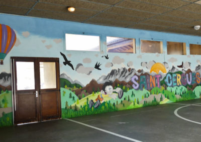 Fresque murale sport et montagne, initiation avec les élèves du CP au CM2 sous le préau de l'école à Saint Cergues en Haute-Savoie (74) Graffiti Street art 2019