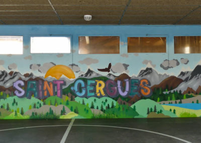 Fresque murale sport et montagne, initiation avec les élèves du CP au CM2 sous le préau de l'école à Saint Cergues en Haute-Savoie (74) Graffiti Street art 2019