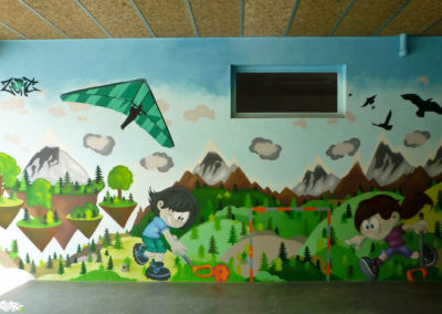Fresque murale sport et montagne, initiation avec les élèves du CP au CM2 sous le préau de l'école à Saint Cergues en Haute-Savoie (74) Graffiti Street art 2019